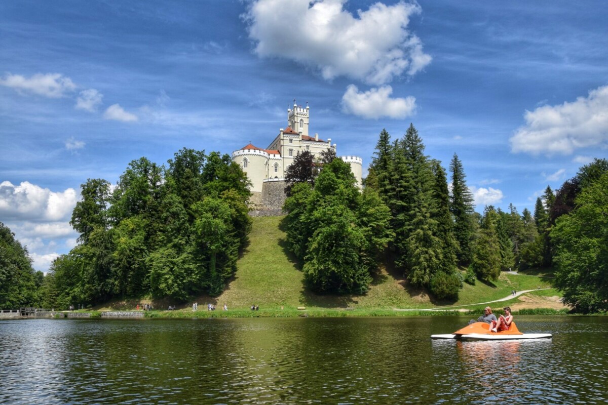 Trakošćansko jezero je dio kompleksa Parka prirode Trakošćan i pogodno je za rekreaciju