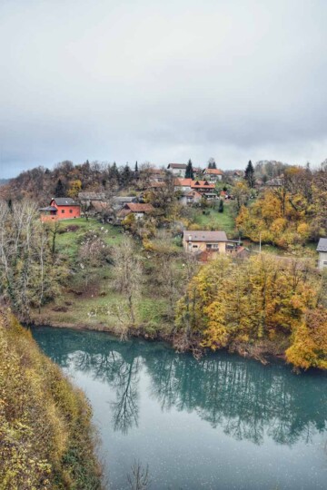 ozalj-fotka-1 Rijeka i kuće na obali
