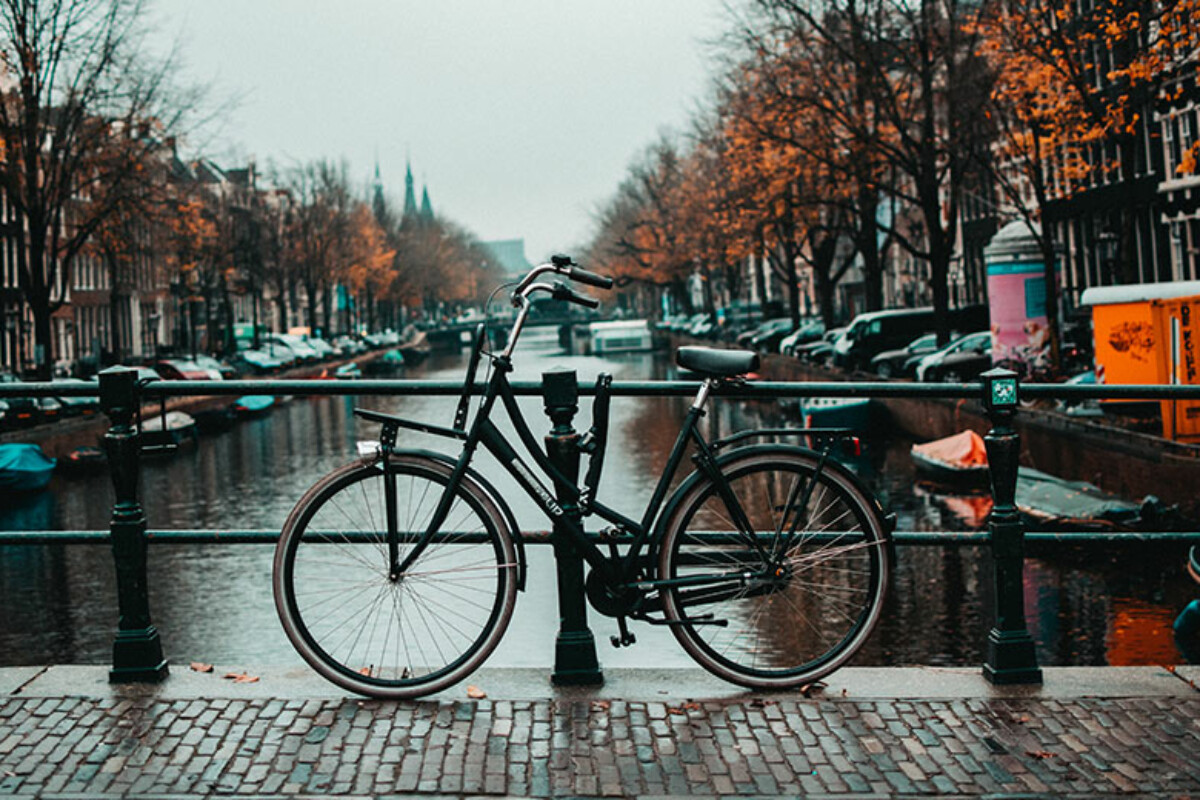 Bicikl pored amsterdamskih kanala