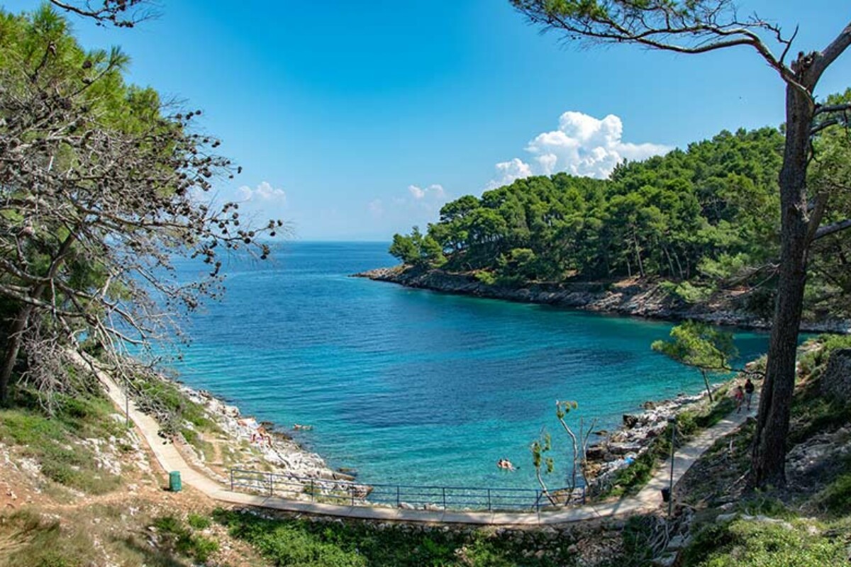 Trajekt Valbiska (Krk) - Merag (Cres): vozni red, cijena karata i informacije