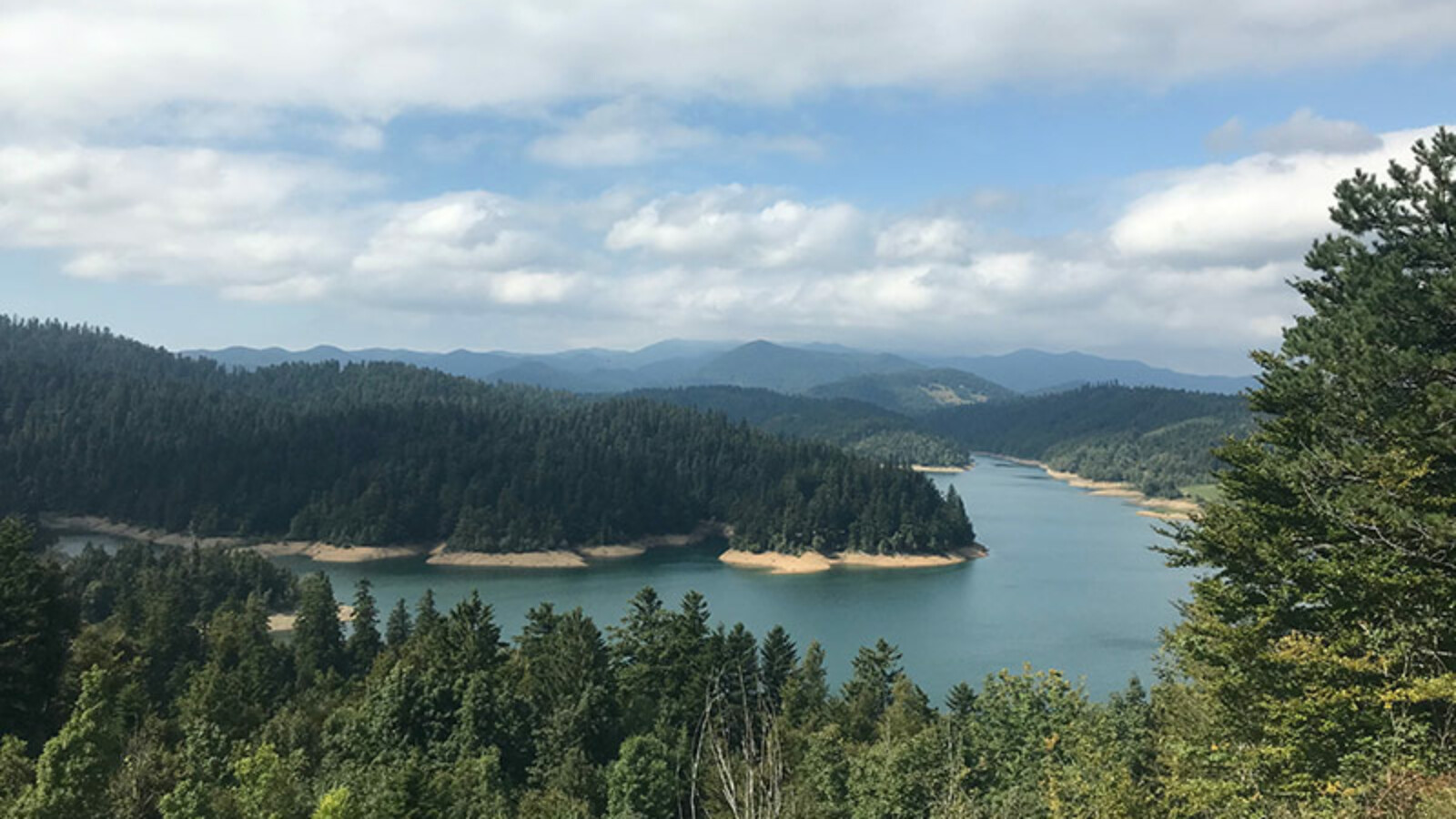 Skriveni kutak Gorskog kotara: Lokvarsko jezero je idealno mjesto za provesti slobodan dan u prirodi