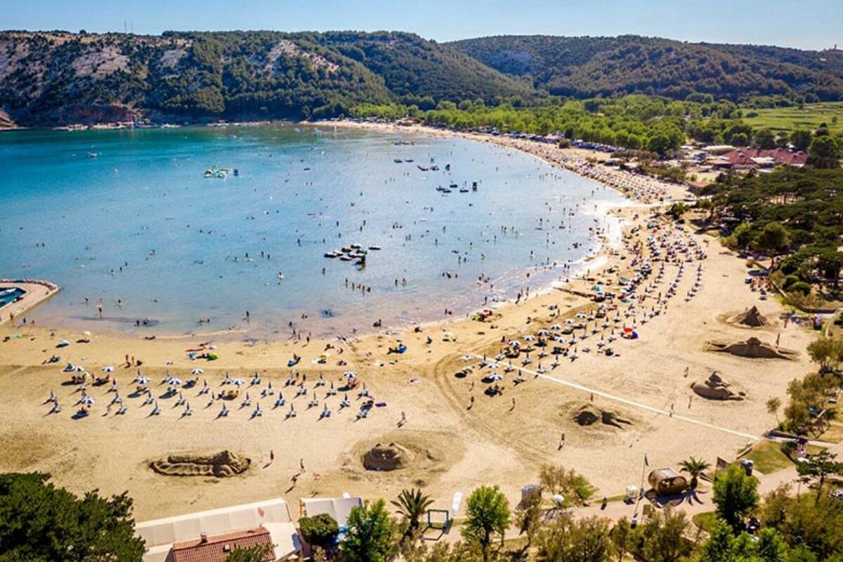 Festival skulptura u pijesku na Rajskoj plaži u Loparu