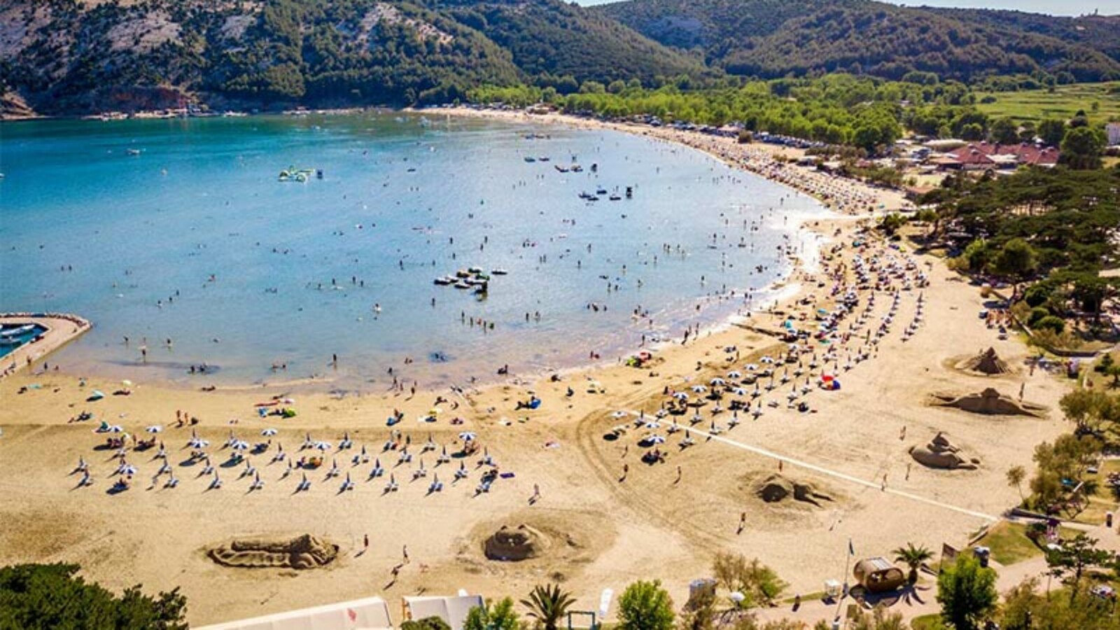 Festival skulptura u pijesku na Rajskoj plaži u Loparu