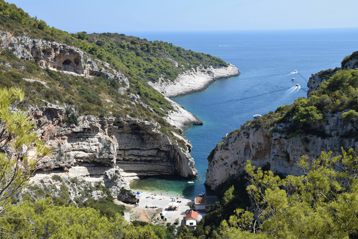 Stiniva na otoku Visu jedna je od najljepših plaža na svijetu