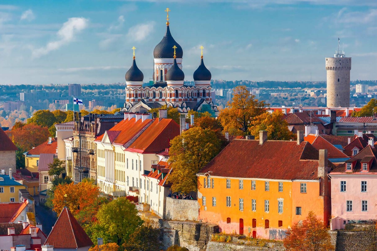 Panorama starog grada Tallinna s prepoznatljivim kupolama katedrale i šarenim kućama