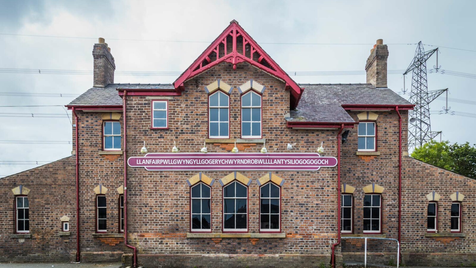 Llanfairpwllgwyngyllgogerychwyrndrobwllllantysiliogogogoch