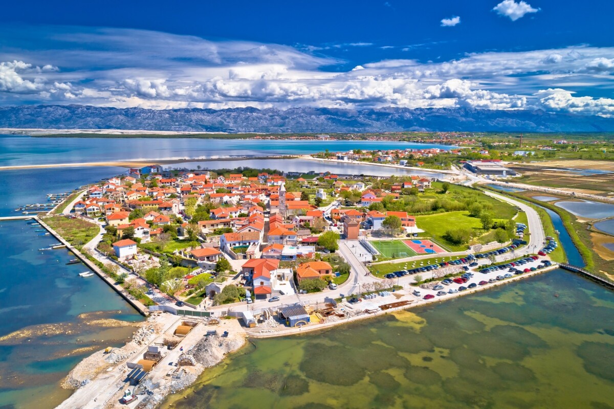 Panoramski pogled na povijesni grad Nin u Hrvatskoj s morem, planinama i solanama u pozadini