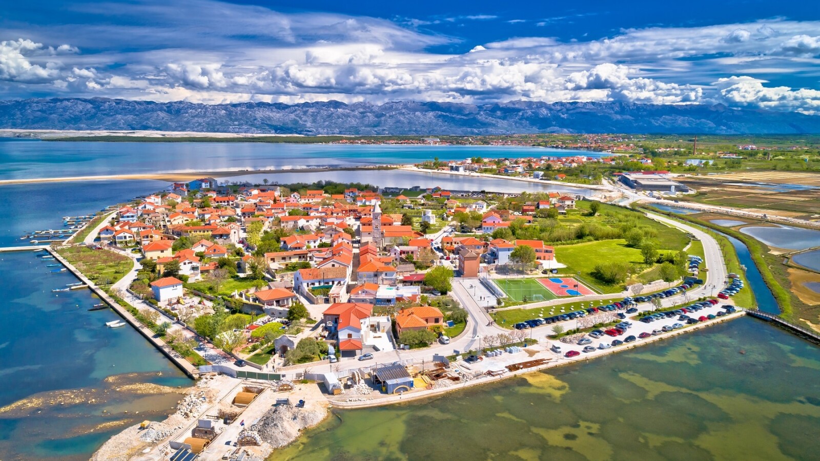 povijesni-grad-nin Panoramski pogled na povijesni grad Nin u Hrvatskoj s morem, planinama i solanama u pozadini