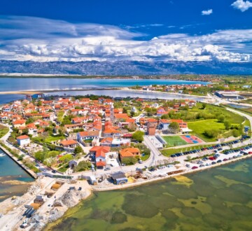 Panoramski pogled na povijesni grad Nin u Hrvatskoj s morem, planinama i solanama u pozadini