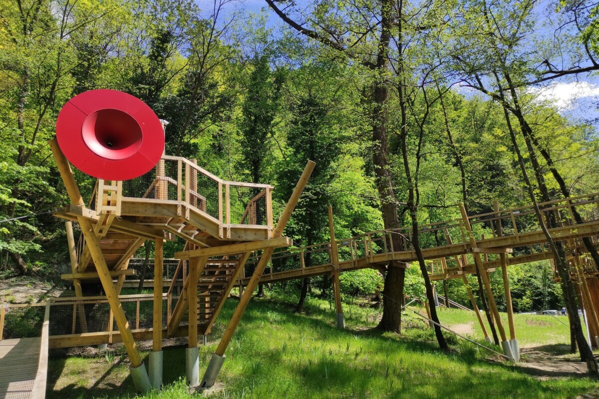 staza-zelenjak-zagorje Drvena staza kroz krošnje Zelenjak u Zagorju s crvenim zvučnim lijevkom, okružena zelenilom i šumom