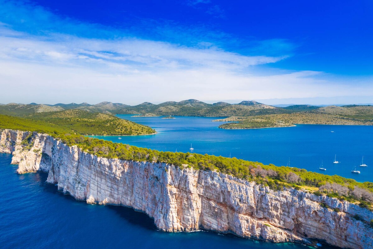 Impresivan kontrast jezera Mir i otvorenog mora u Parku prirode Telašćica, s pogledom na netaknutu prirodu Dugog otoka.