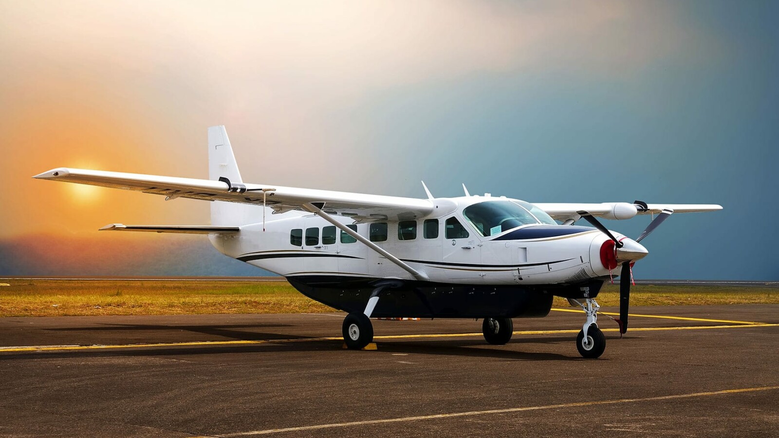 avion-na-pisti Mali putnički avion na pisti spreman za polijetanje