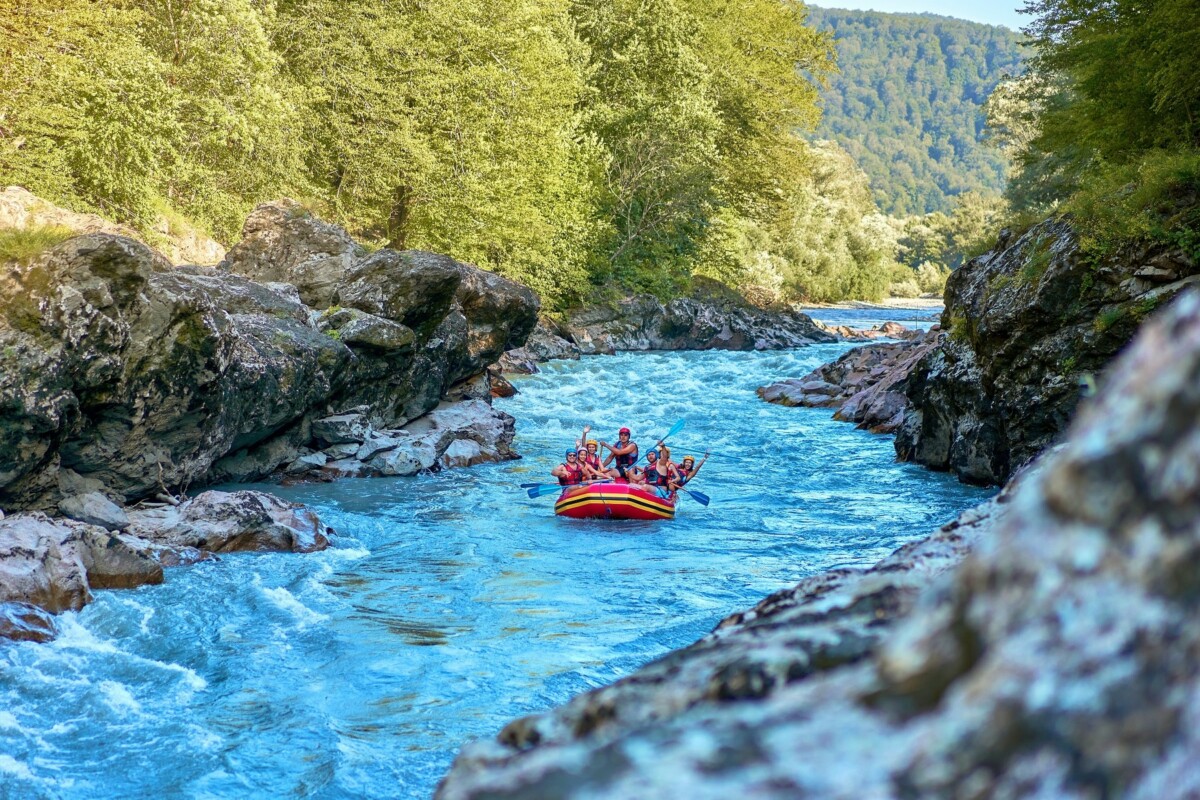 Rafting na rijeci Tari kroz kanjon okružen šumom i stijenama.