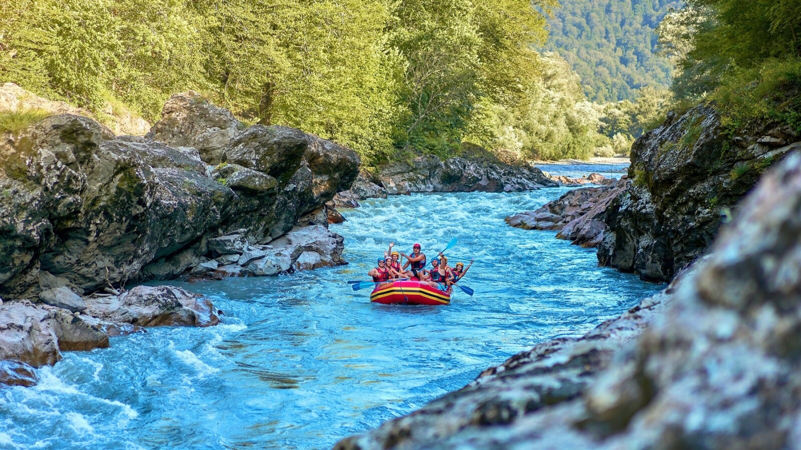 Rafting na Tari Rafting na rijeci Tari kroz kanjon okružen šumom i stijenama.