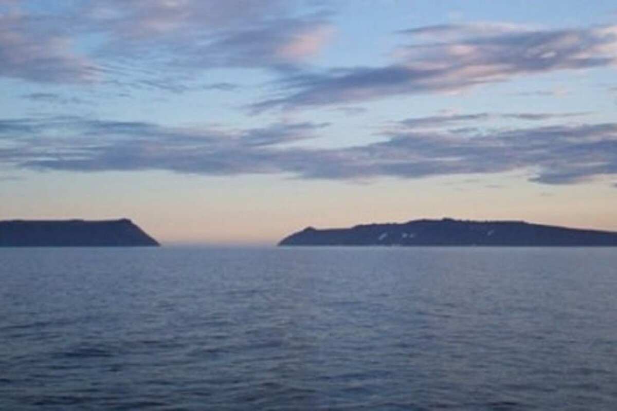 Diomedski otoci u Beringovom prolazu tijekom zalaska sunca simbolično odvajaju Rusiju i SAD te označavaju međunarodnu datumsku granicu.