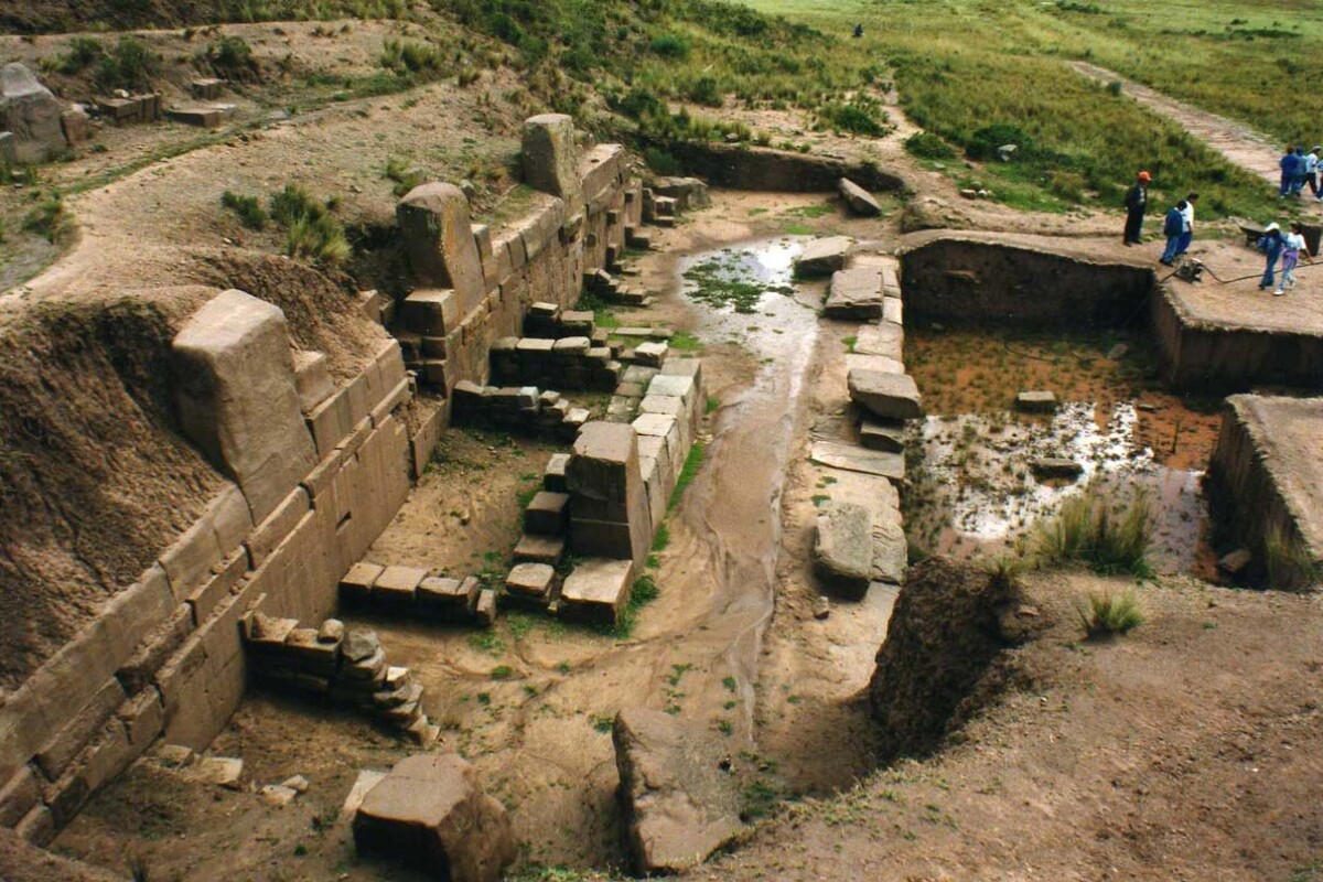 Iskopine drevnog hrama u arheološkom nalazištu Tiwanaku u Boliviji, s ostacima monumentalnih kamenih blokova i kanalom s vodom