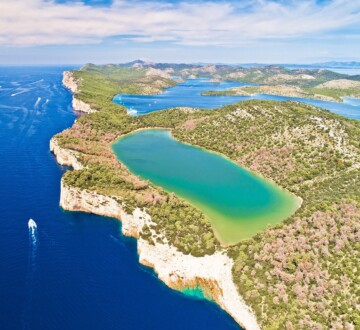 Slano jezero Mir smješteno u zaštićenom području Telašćice, okruženo gustom mediteranskom vegetacijom i plavetnilom Jadrana.