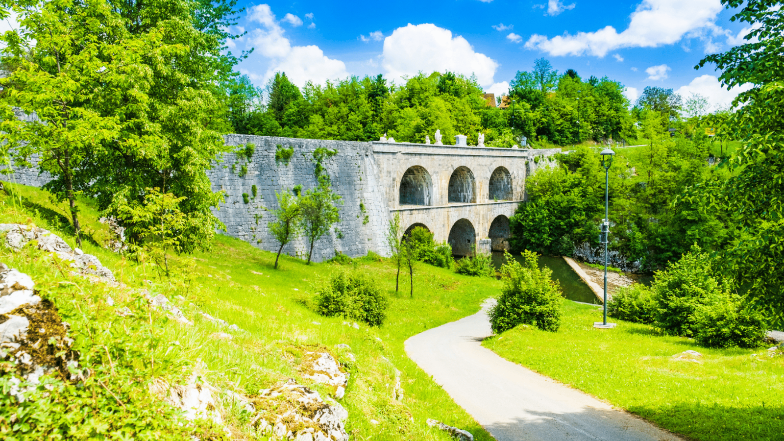 Pogled na Tounjski most iz parka, smješten u zelenoj dolini rijeke Tounjčice