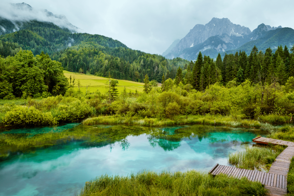 Triglavski nacionalni park u Sloveniji s tirkiznim jezerom, alpskim livadama i planinama – popularna destinacija za ljubitelje prirode i održivog turizma.