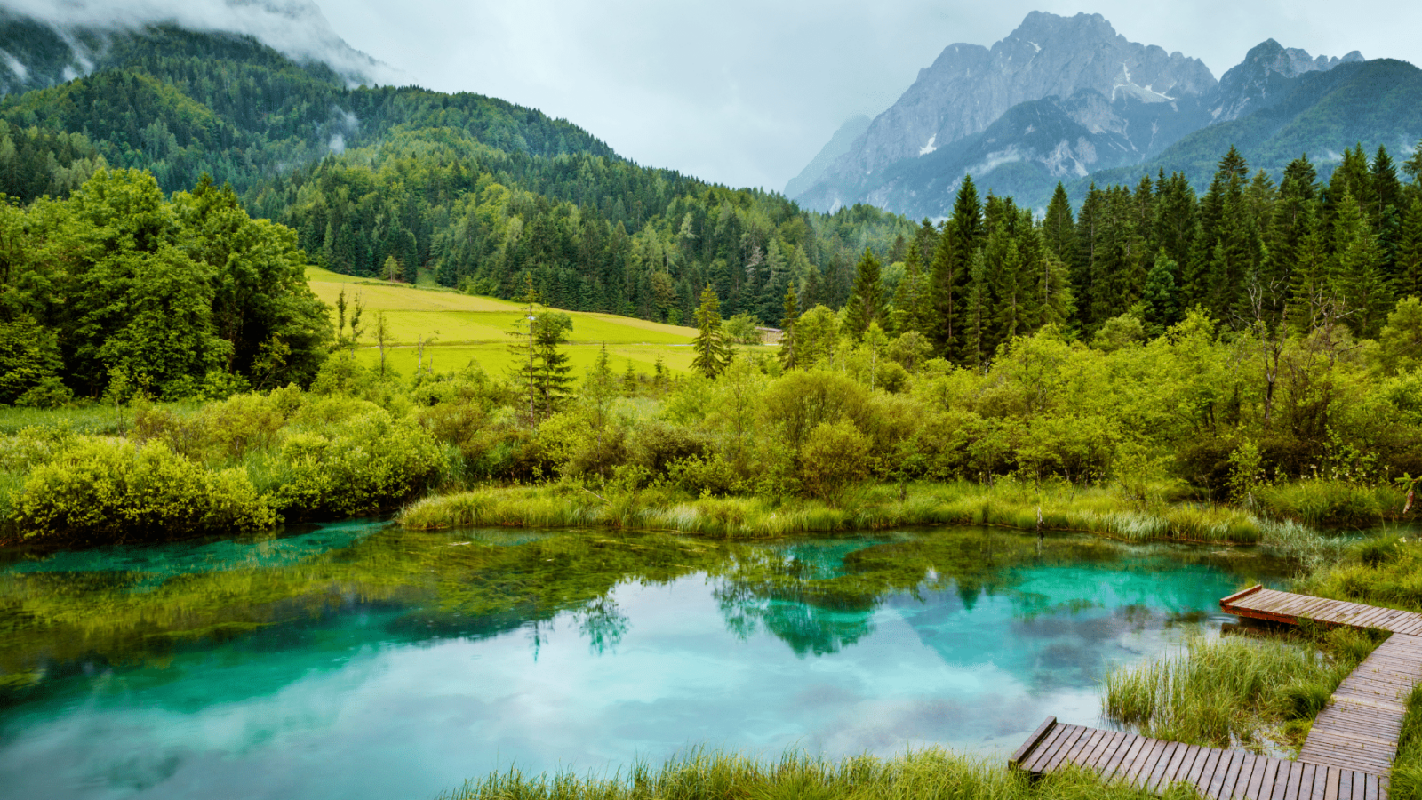 np-triglav-slovenija Triglavski nacionalni park u Sloveniji s tirkiznim jezerom, alpskim livadama i planinama – popularna destinacija za ljubitelje prirode i održivog turizma.