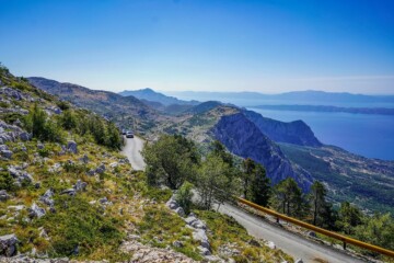 Biokovska cesta, najviša cesta u Hrvatskoj, vijuga kroz stijene i šumu s pogledom na Jadransko more i dalmatinsku obalu