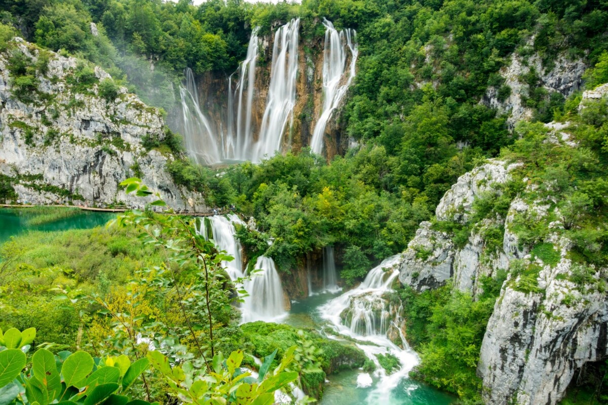 Veliki slap na Plitvičkim jezerima, najviši slap u NP Plitvička jezera, okružen bujnom zelenom prirodom, jedna od najpoznatijih atrakcija i simbola parka.