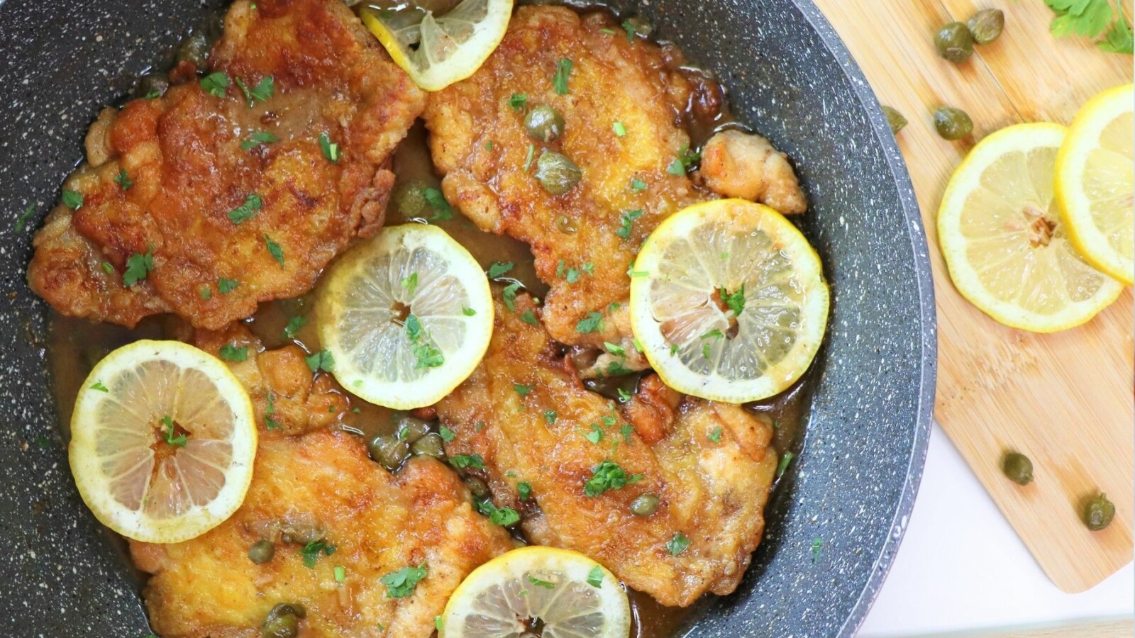 pileca-piccata-recept Pileća piccata u tavi s ploškama limuna, kaparima i peršinom u zlatno-smeđem umaku