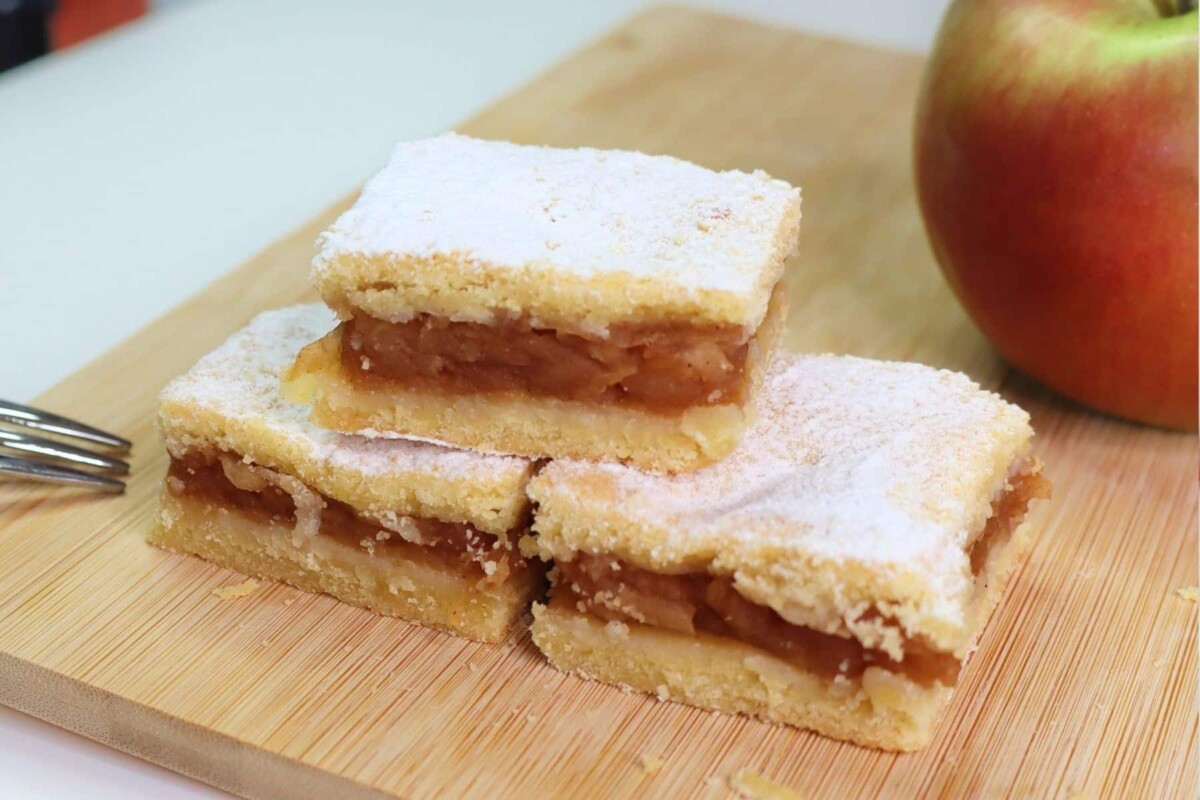 Domaća starinska pita od jabuka s prhkim tijestom i sočnim nadjevom, posuta šećerom u prahu – tradicionalni kolač.