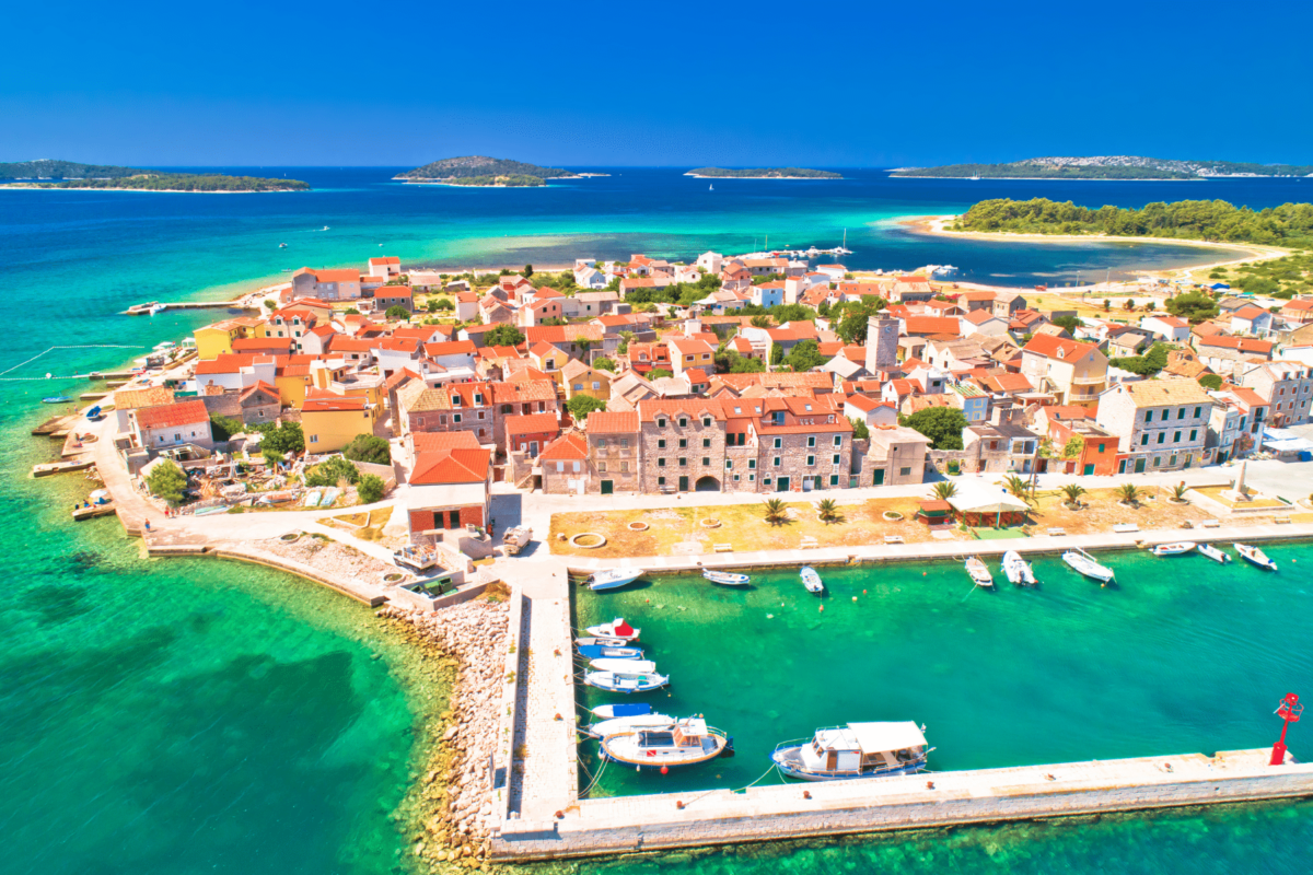 Otok Krapanj, najniži hrvatski otok, pogled na mjesto i pristanište iz zraka