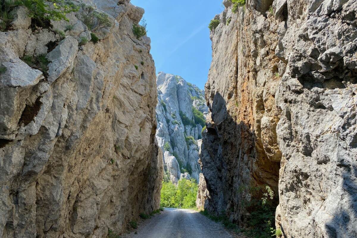 Dabarska cesta, spektakularna planinska cesta u srcu Velebita, prolazi kroz usjeke između visokih stijena, pružajući jedinstven doživljaj divlje prirode i impresivnih krških formacija.