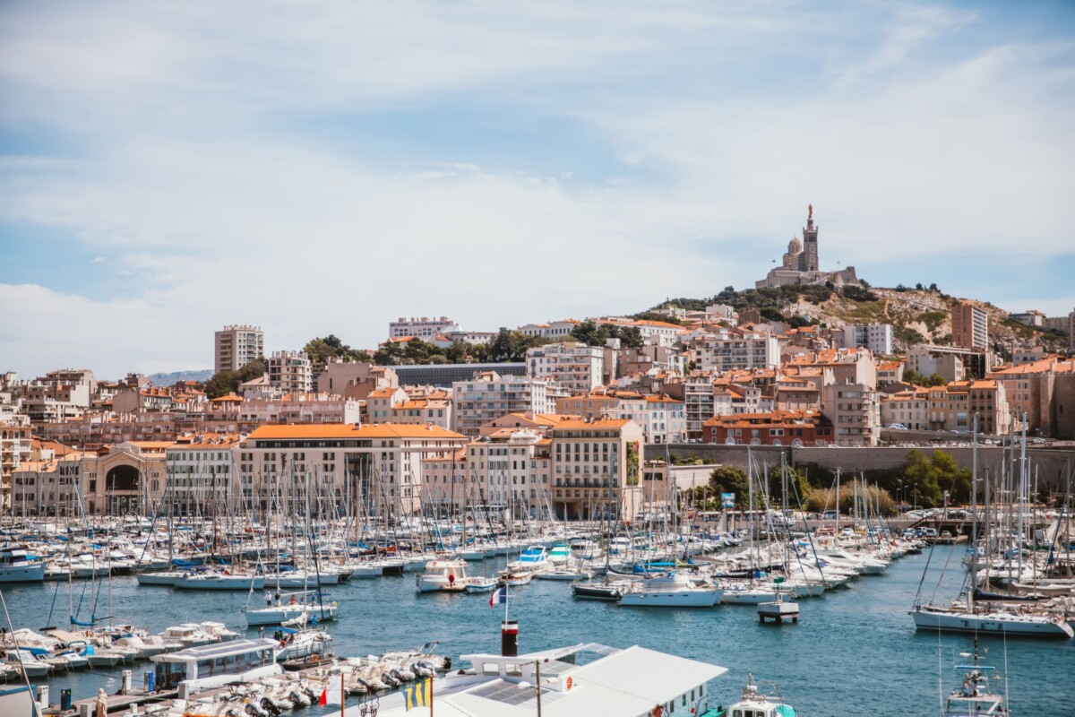 grad-marseille-francuska Marseille: povijesni lučki grad na jugu Francuske s prepoznatljivom bazilikom Notre-Dame de la Garde na brdu