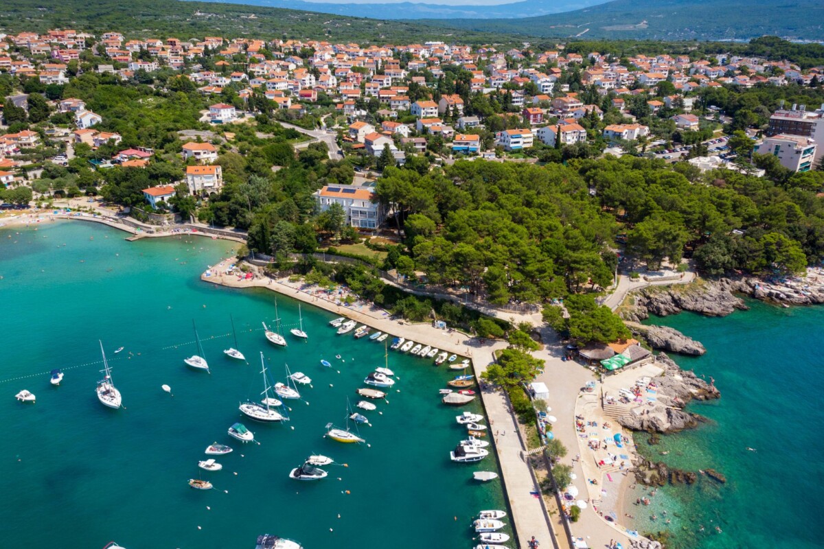 grad-krk-panorama Pogled na grad Krk s plažom, marinom i šetnicom, popularna turistička destinacija na otoku Krku u Hrvatskoj.