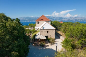 Muzej uja u selu Škrip na otoku Braču, smješten u staroj kamenoj kući s pogledom na more i okružen mediteranskim zelenilom