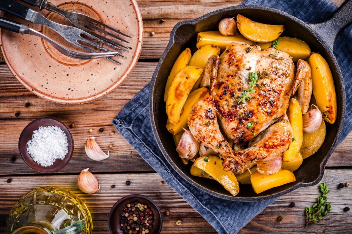 punjeno-pile-recept Punjeno pile iz pećnice s hrskavim krumpirom i aromatičnim začinima – tradicionalni recept u rustikalnom stilu