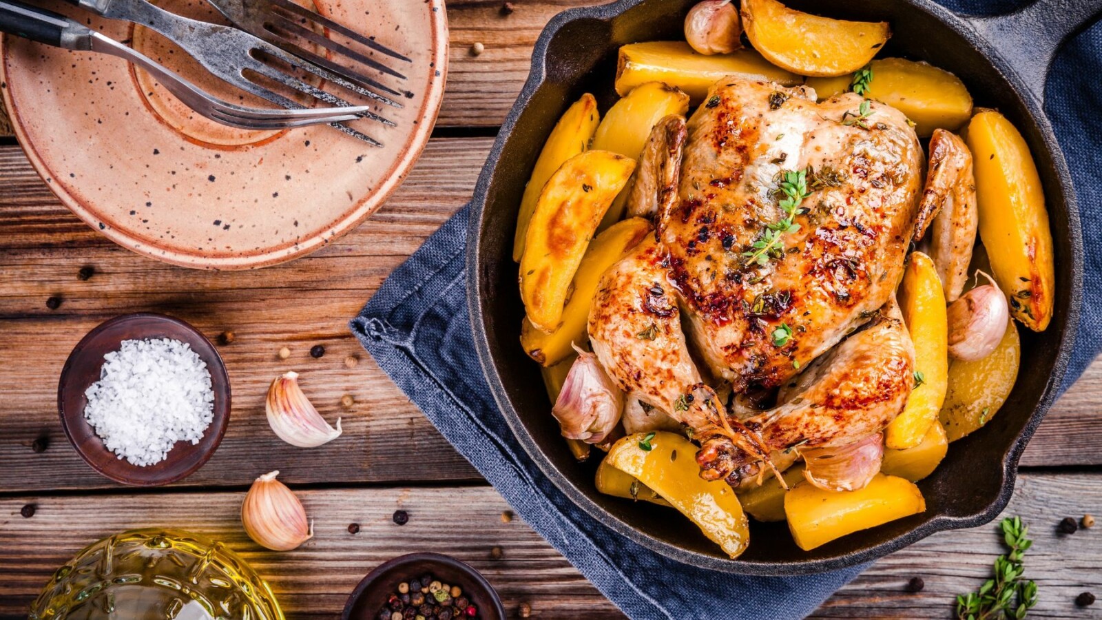 punjeno-pile-recept Punjeno pile iz pećnice s hrskavim krumpirom i aromatičnim začinima – tradicionalni recept u rustikalnom stilu