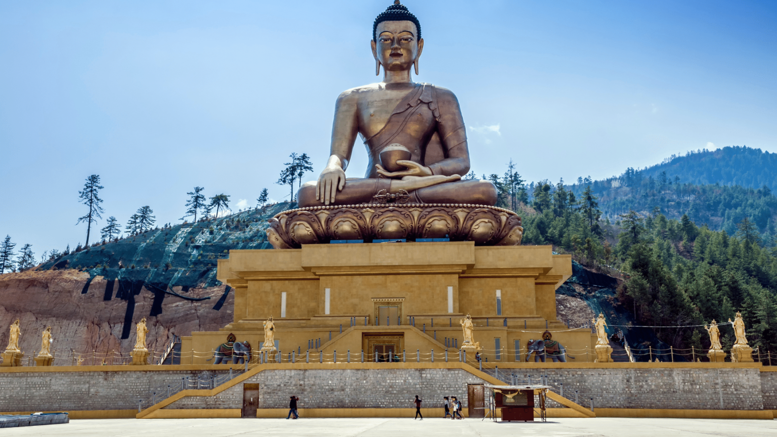thimphu-butan-kip-bude Veliki kip Bude Dordenma u Thimphuu, glavnom gradu Butana, smješten na prostranom platou s planinama i šumama u pozadini.