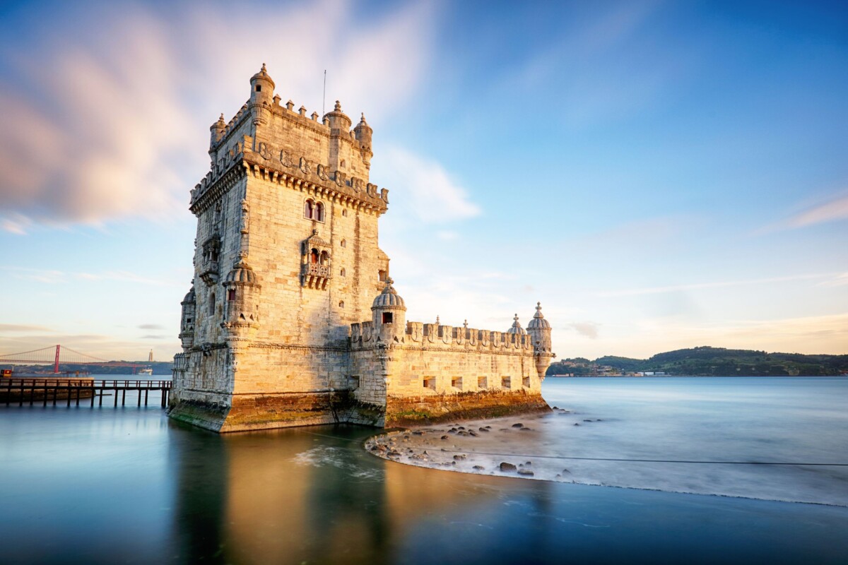 Povijesni Belem toranj u Lisabonu, Portugal, snimljen pri zalasku sunca uz mirnu površinu rijeke Tejo