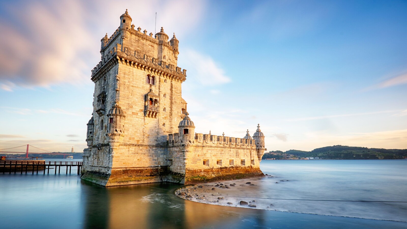 Povijesni Belem toranj u Lisabonu, Portugal, snimljen pri zalasku sunca uz mirnu površinu rijeke Tejo