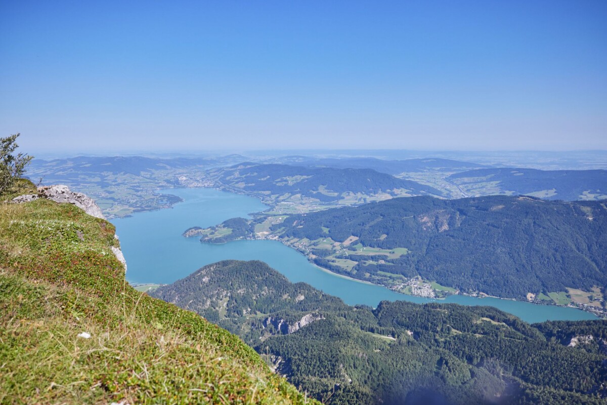 Pogled s vrha na koji vozi željeznica Schafberg