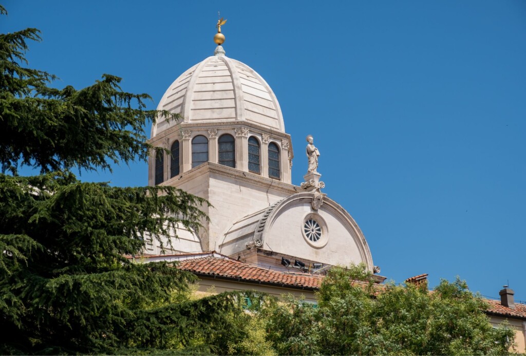Ova dalmatinska crkva cijela je izgrađena od kamena, kao velika slagalica. Smatra se čudom i u svjetskim razmjerima