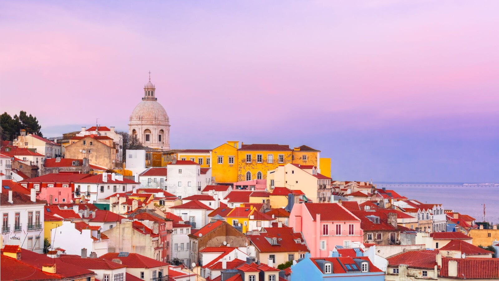 alfama-lisabon-portugal Tradicionalna arhitektura lisabonske četvrti Alfama s crvenim krovovima i pastelno obojenim fasadama