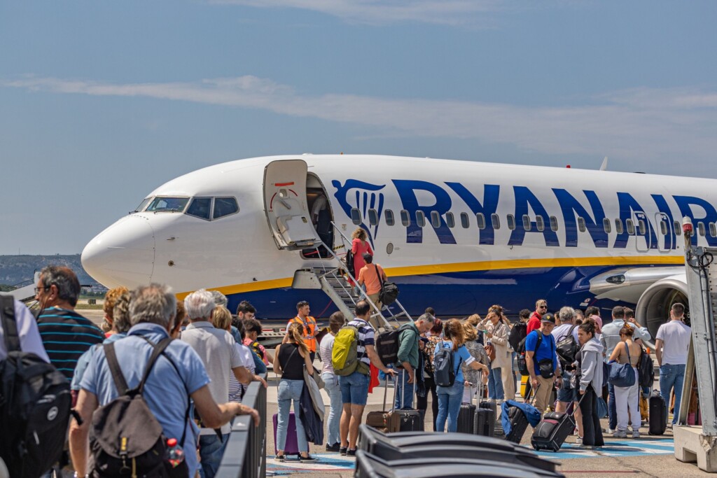 Putnici ukrcavaju u Ryanair avion – popularna niskotarifna aviokompanija koja povezuje europske destinacije! dimenzije ručne prtljage Ryanair