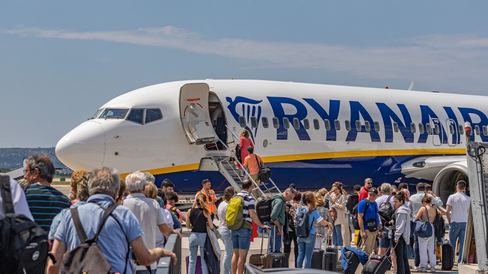 avion-ryanair-ukrcaj-putnika Putnici ukrcavaju u Ryanair avion – popularna niskotarifna aviokompanija koja povezuje europske destinacije! dimenzije ručne prtljage Ryanair