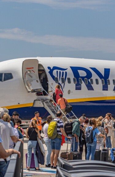 Putnici ukrcavaju u Ryanair avion – popularna niskotarifna aviokompanija koja povezuje europske destinacije! dimenzije ručne prtljage Ryanair