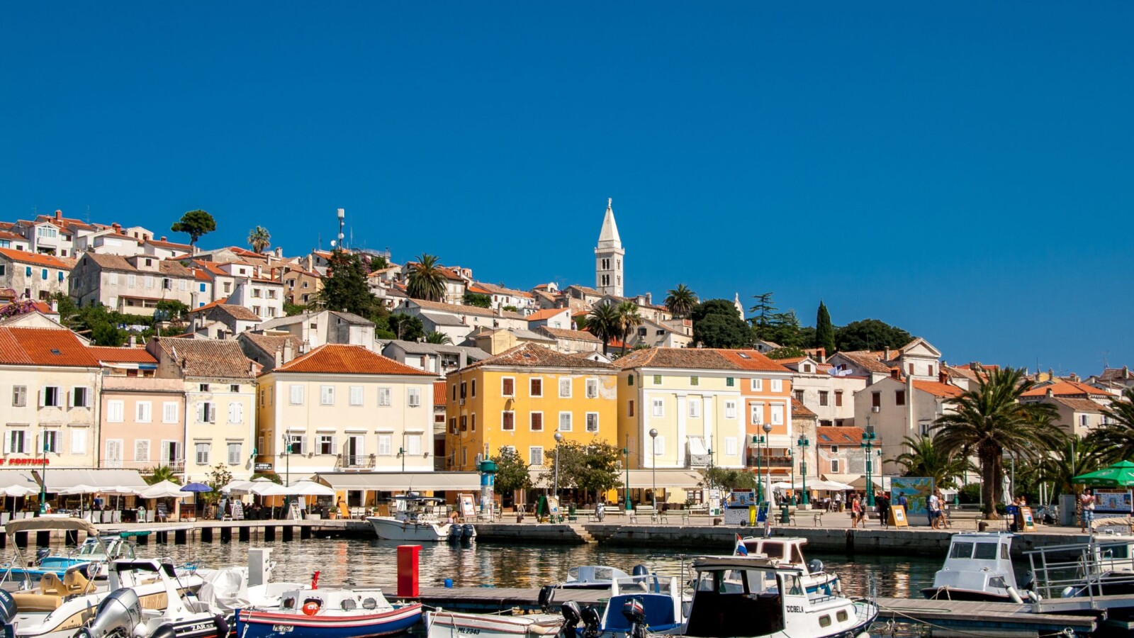 mali-losinj-grad-camci-u-luci Mali Lošinj – slikoviti primorski gradić s brojnim čamcima u luci i starogradskom jezgrom na brežuljku