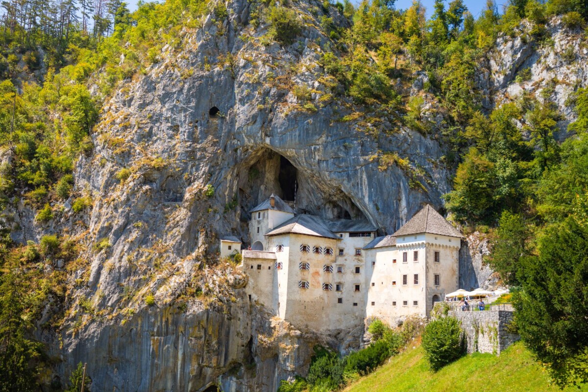 Predjamski dvorac u Sloveniji, spektakularno smješten unutar stijene, poznat kao najveći špiljski dvorac na svijetu