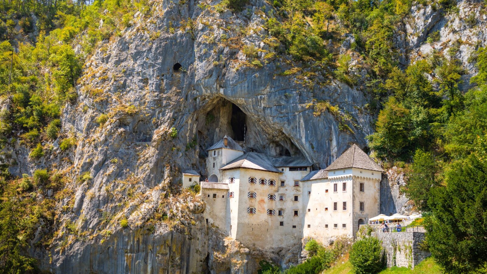 Predjamski dvorac u Sloveniji, spektakularno smješten unutar stijene, poznat kao najveći špiljski dvorac na svijetu