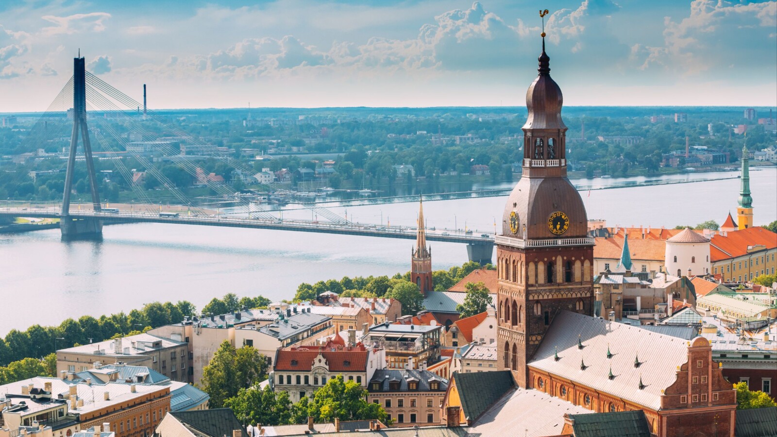 riga-latvija Stari grad Rige s prepoznatljivom katedralom i modernim mostom u daljini. Glavni gradovi baltičkih država su impresivni, a Riga je zaista prepuna ljepote i atrakcija.