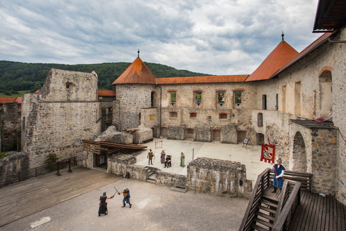 dvorac-zuzemberk-viteski