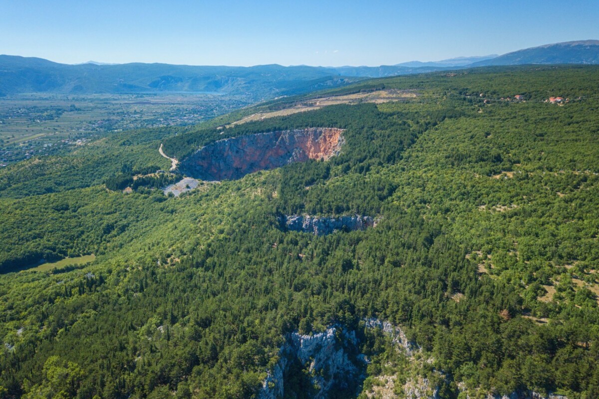 imotski-crveno-jezero-krajolik